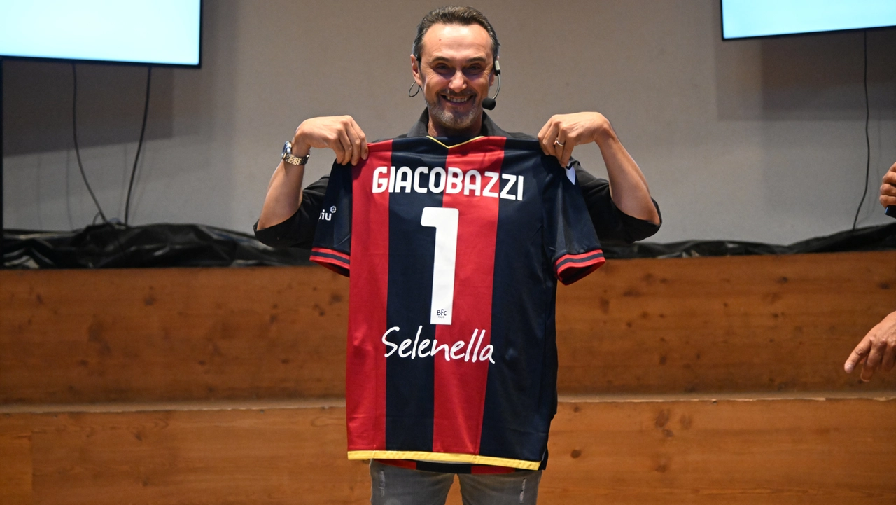 Giuseppe Giacobazzi omaggiato con la maglia numero 1 rossoblù a Valles