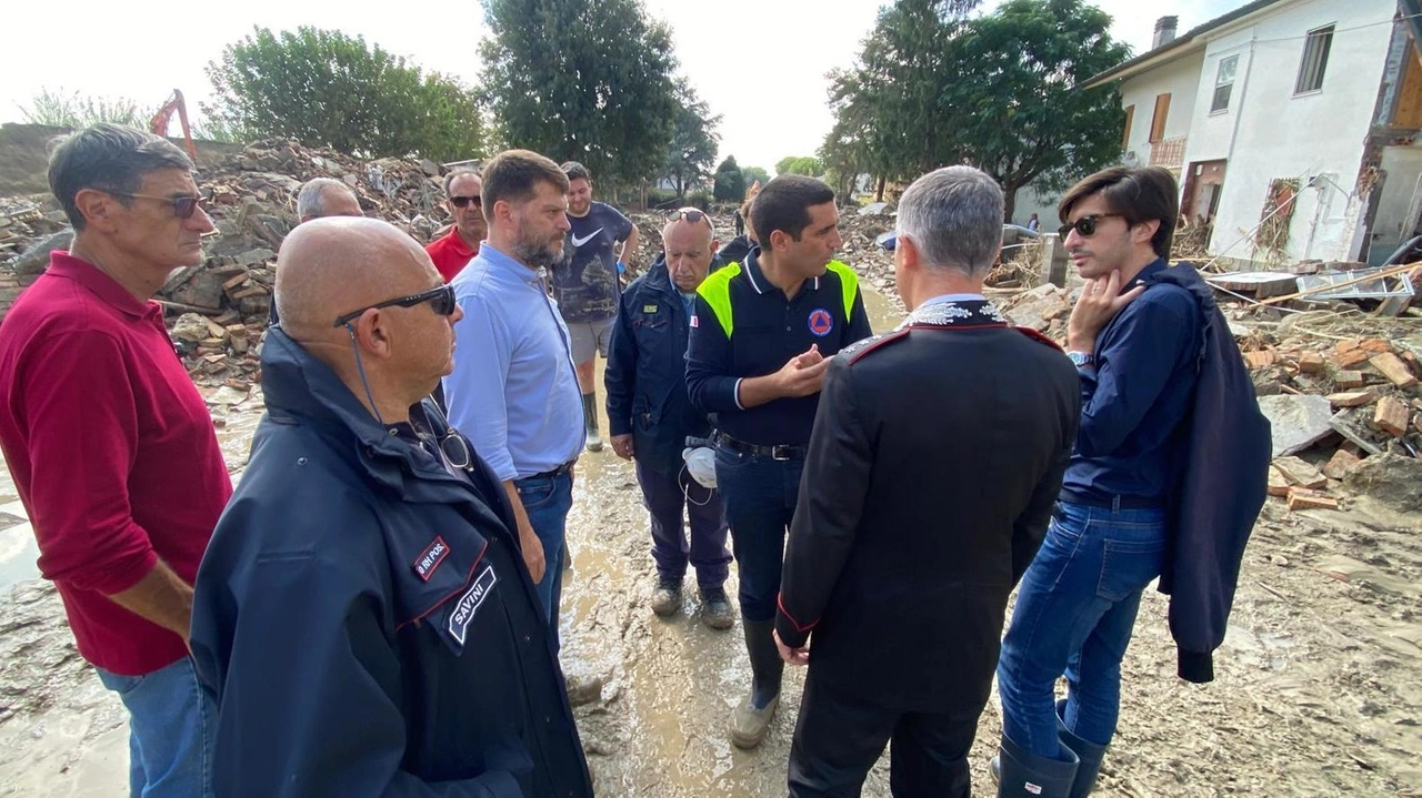 Il sostituto procuratore Coco era accompagnato dal comandante dei carabinieri di Lugo. Sotto la lente la ‘diga’ di legna sul ponte a Boncellino e la tenuta delle opere realizzate dopo le prime alluvioni.