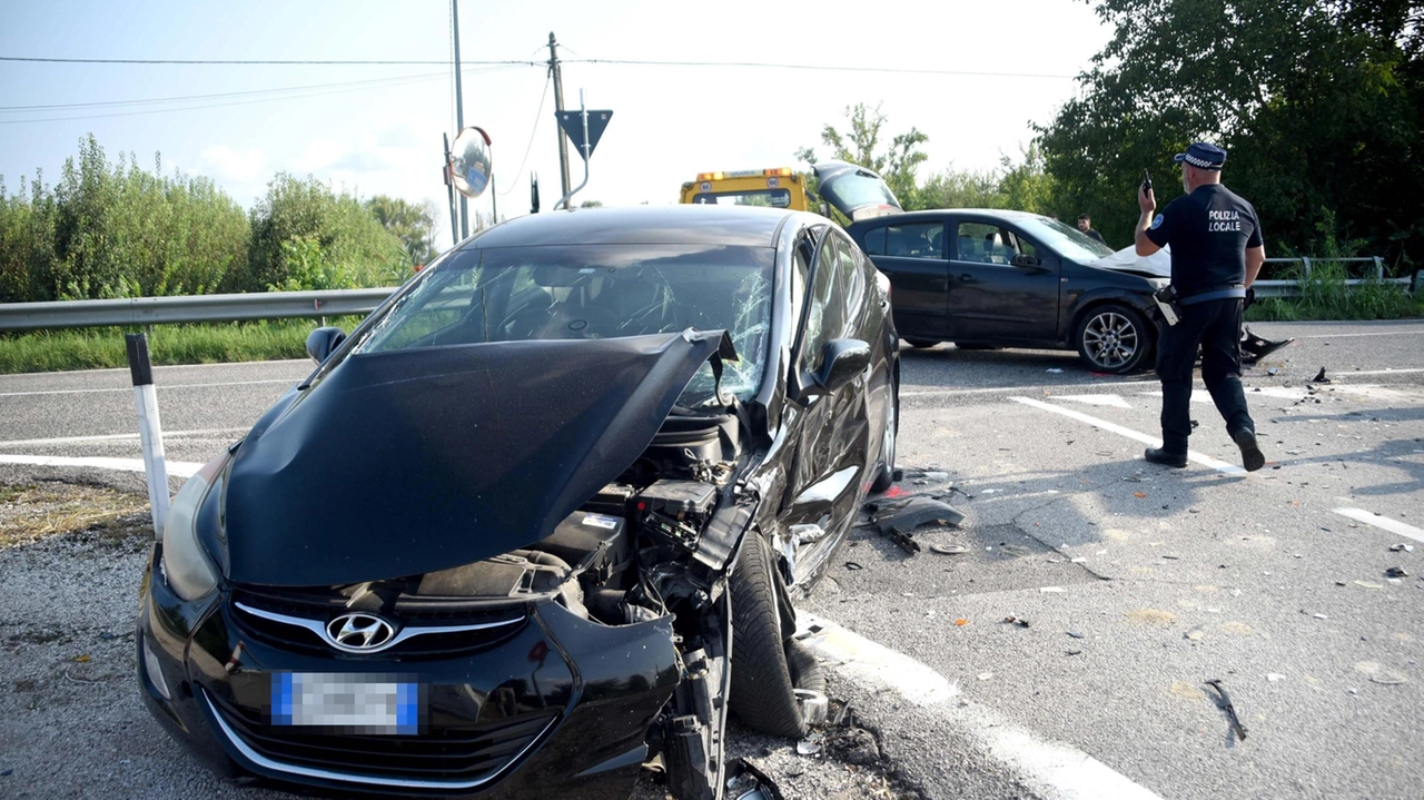 Quattro persone sono rimaste ferite nell’incidente avvenuto in via Pomposa. Trasportati all’ospedale, non sono in pericolo di vita. Al vaglio le cause. .