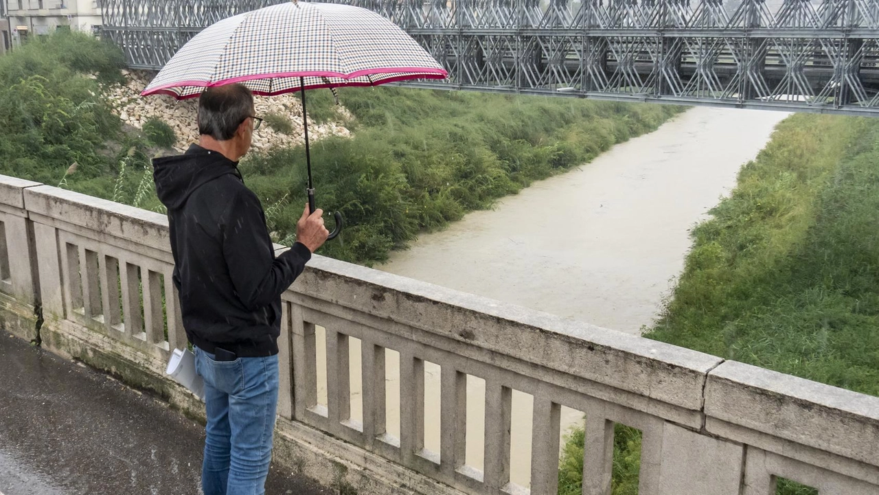 Un uomo sul ponte delle Grazie, danneggiato a maggio 2023