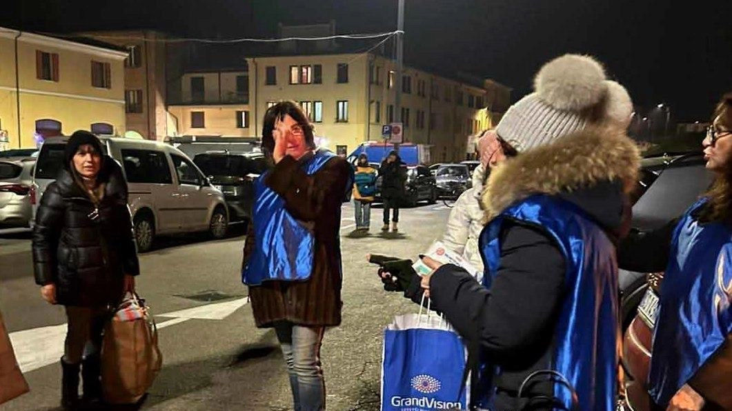 Un momento della raccolta di aiuti per i poveri in piazza Travaglio