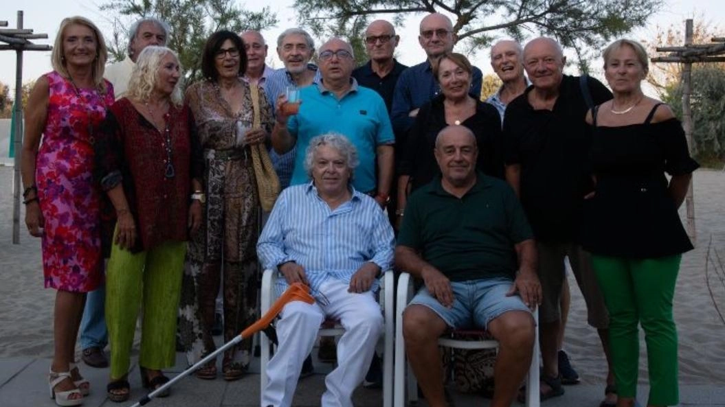 Ex compagni di classe si riuniscono a Ravenna per celebrare 50 anni dalla maturità al liceo Oriani. Ricordi e emozioni in un'occasione speciale.