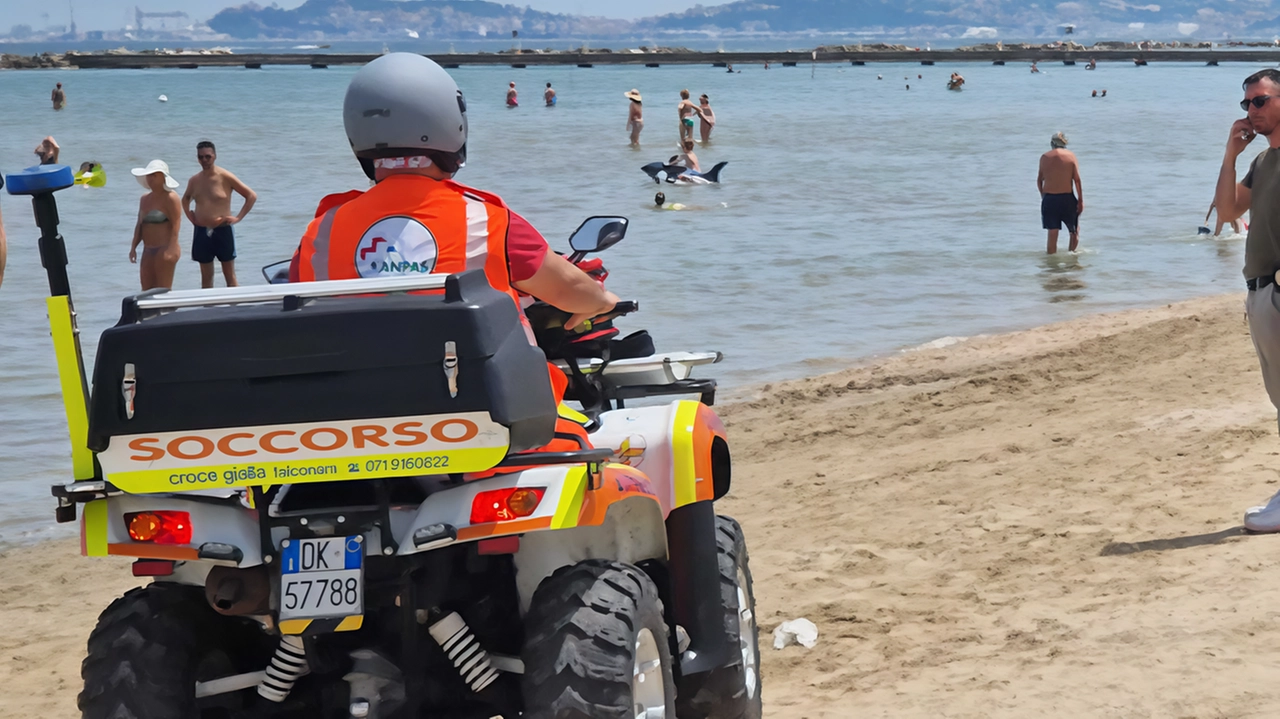 Un uomo di 65 anni di origini africane è stato salvato in mare a Collemarino grazie all'intervento tempestivo di un bagnino e dei soccorsi del 118. È fuori pericolo ma l'incidente poteva avere esiti tragici.