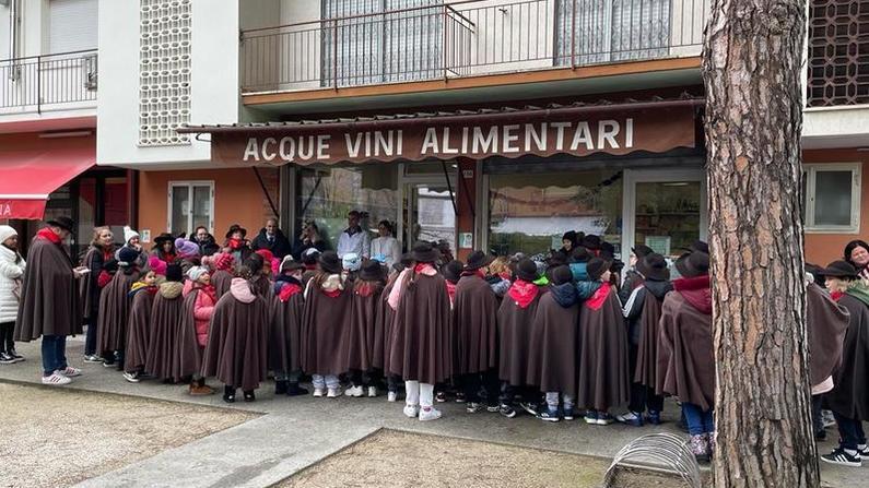 Gli alunni della primaria Manzi cantano la Pasquella