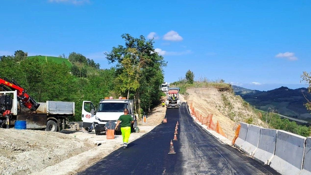 Il rifacimento del manto sulla strada che porta da Palareto a Teodorano, interessata da un’importante frana nel maggio 2023