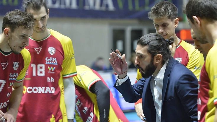 Coach Fanuli prova a spronare i suoi giocatori durante un time out