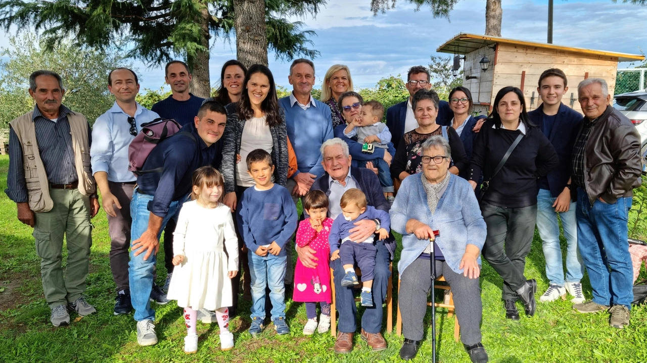 Francesca e Domenico festeggiano 70 anni di matrimonio, le nozze di titanio, circondati dall'amore della famiglia. Un traguardo raro e meritevole di auguri sinceri.