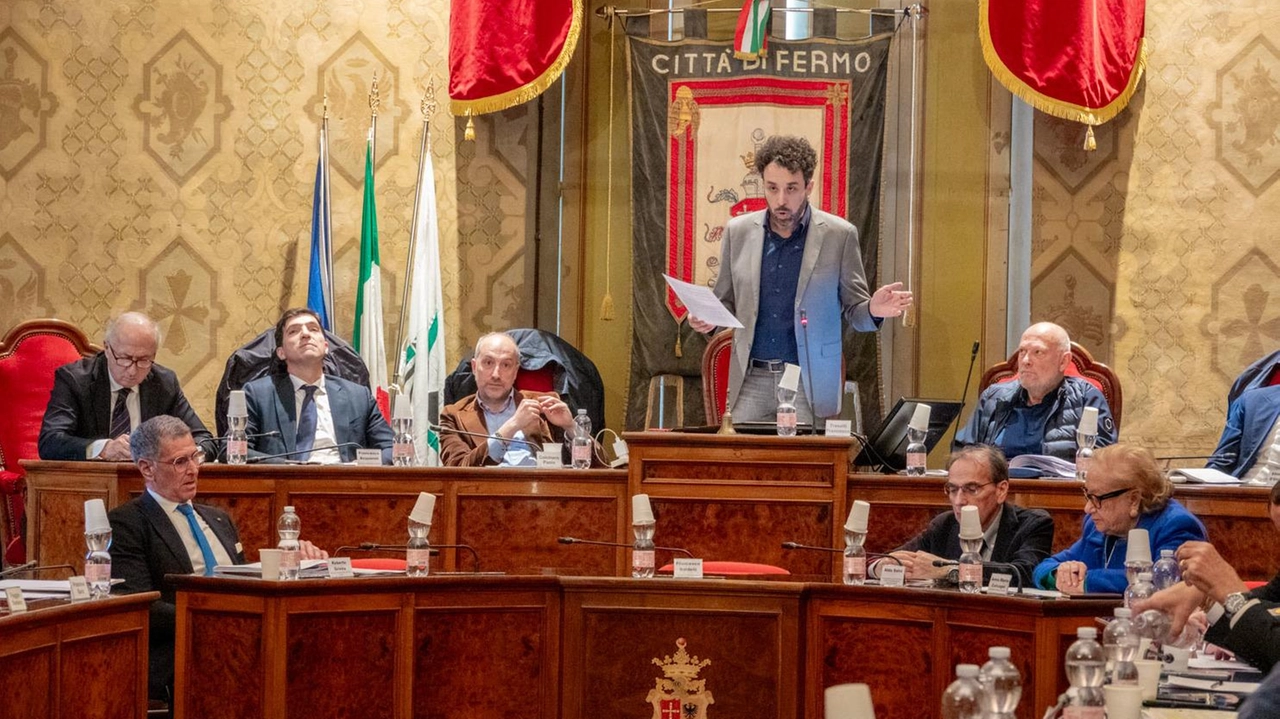 Il sindaco contro i democrat: "Votano contro per motivi politici"