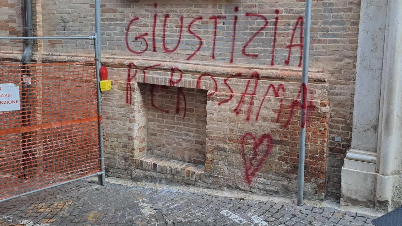 Le scritte per Osama all’ingresso del tribunale