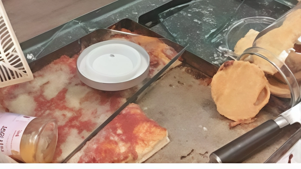 Un uomo causa incidente stradale, poi distrugge una panetteria a Cervia. Fermato dalle forze dell'ordine, il suo stato alterato ha seminato il panico. La panetteria conta di riaprire oggi nonostante i danni.