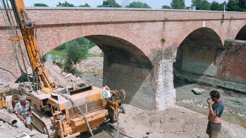 Nell’estate del 1999 sotto al ponte sul Lamone di via Fratelli Rosselli erano in corso lavori per rinforzare i piloni...