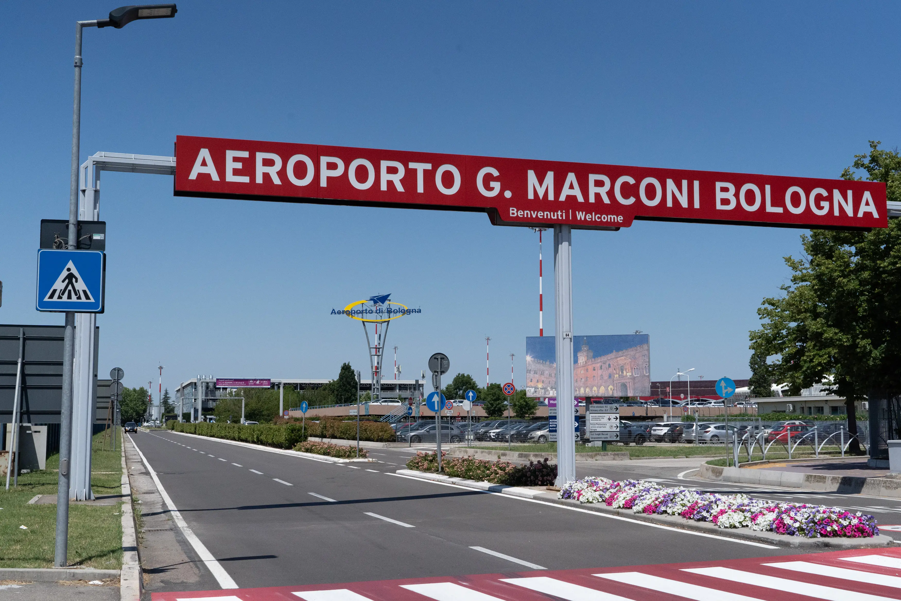 Gli orari del bus che collega di notte l’aeroporto di Bologna con la stazione