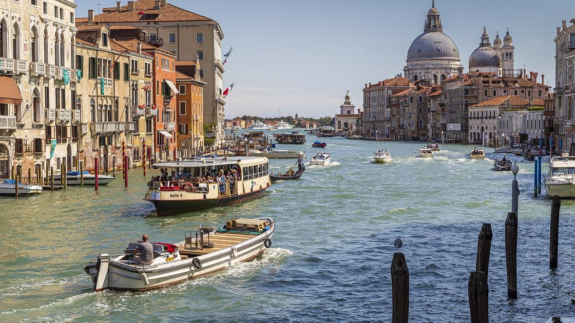 Scontro tra un barcone e un vaporetto a Venezia: feriti i passeggeri