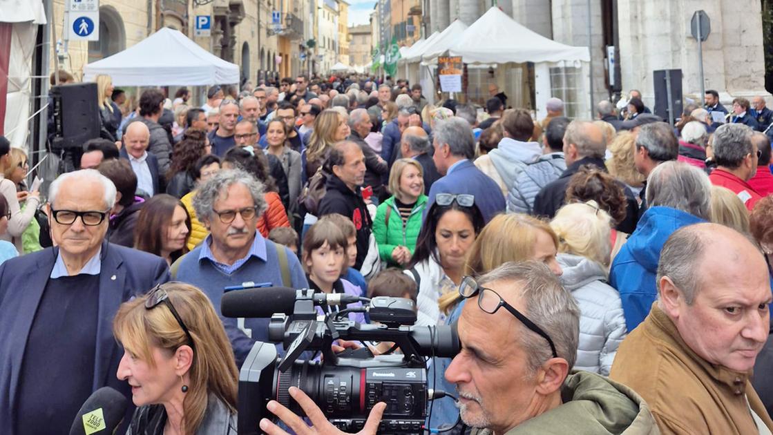 Tartufo: Pergola fa il pieno all’esordio, Acquaroli apre la Fiera