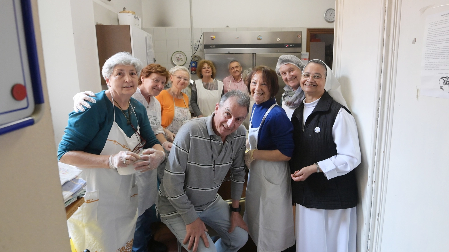 Suor Maria Teresa con i suoi volontari (fonte: fotoschicchi)