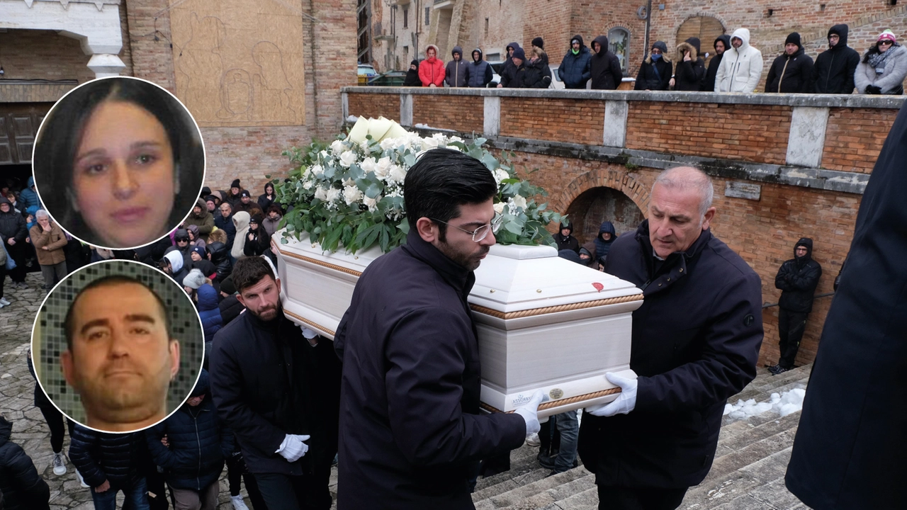 Massimo Malavolta ed Emanuela Massicci; sullo sfondo, un momento del funerale