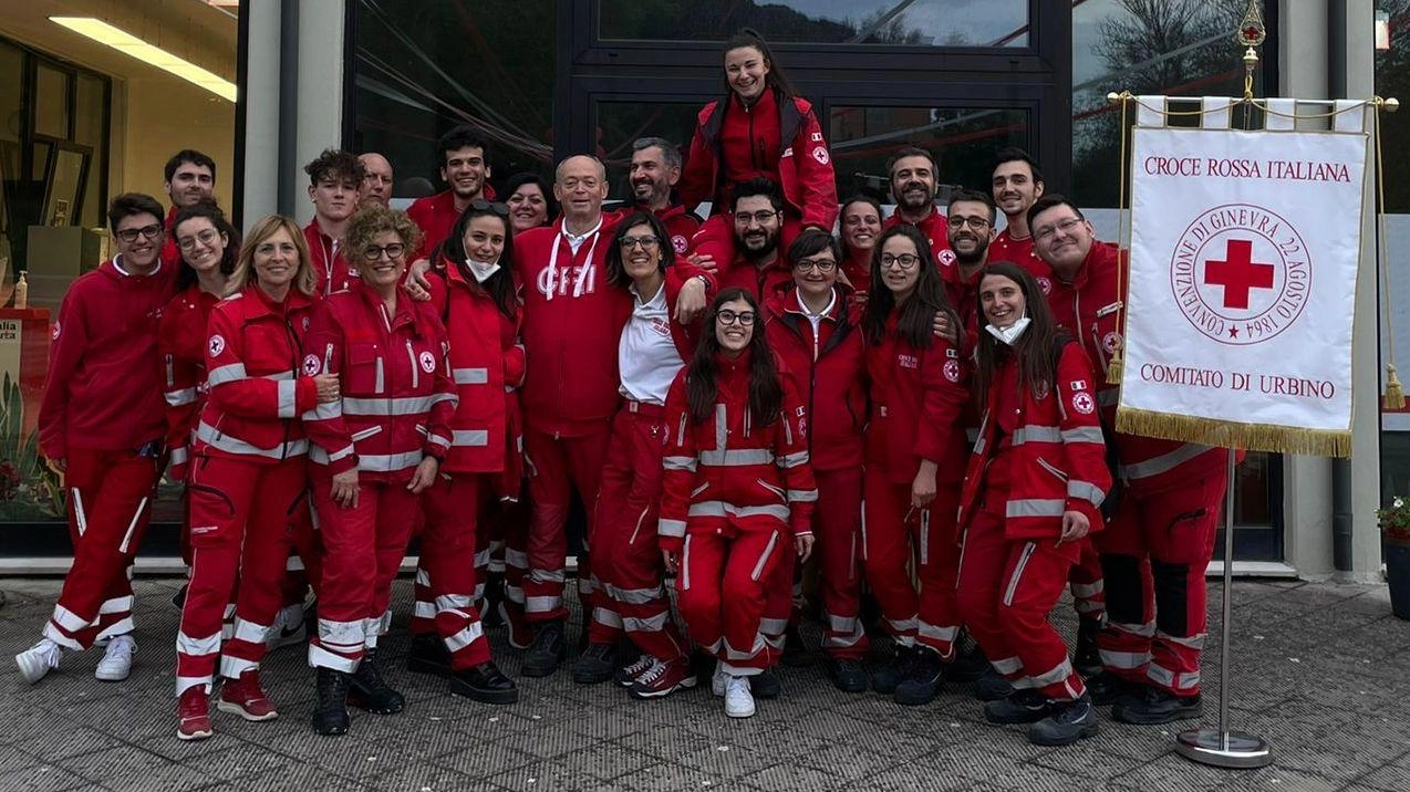 Il gruppo CRI di Urbino celebra 40 anni di attività con nuovi progetti e un impegno costante nel soccorso e nel sociale.