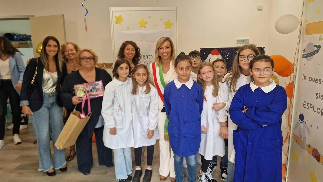 Inaugurata la nuova scuola Da Vinci a Castelferretti, i piccoli studenti entusiasti guidano la visita con gioia e orgoglio. L'intera comunità celebra la rinnovata struttura, testimoniando il legame generazionale con l'istituto.