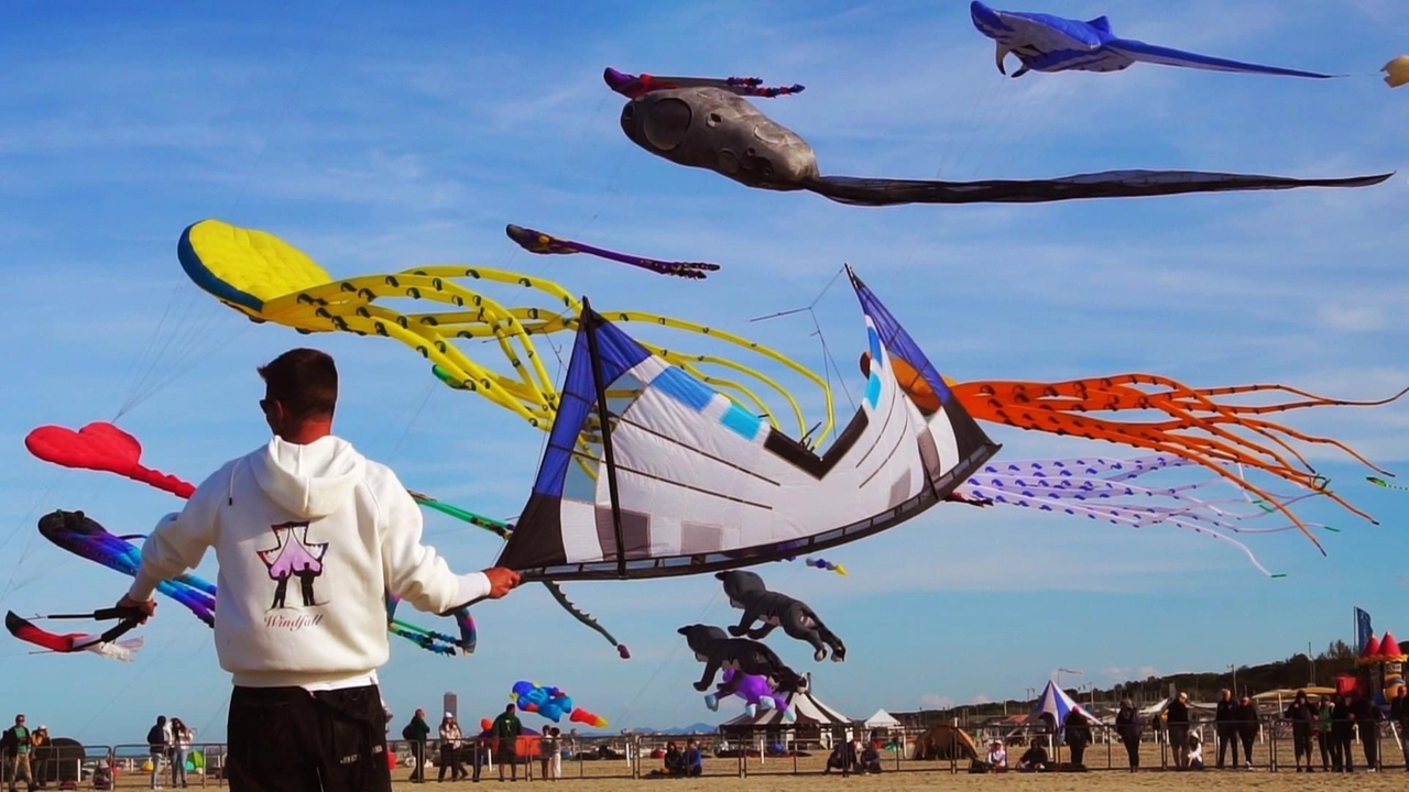 Tutto pronto per il primo giorno della manifestazione: si comincia alle 10,30 con il primo volo di ’One sky one world - Festival degli Aquiloni per la Pace’ sul lungomare D’Annunzio