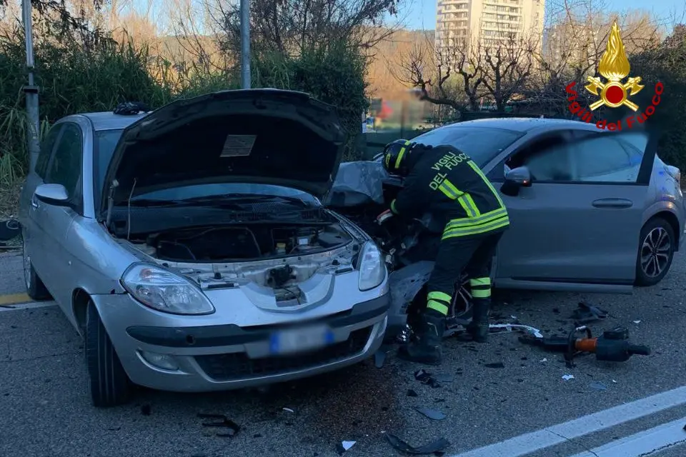 Incidente tra auto a Pesaro, conducente ferito estratto dal veicolo