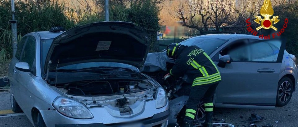 Incidente tra auto a Pesaro, conducente ferito estratto dal veicolo