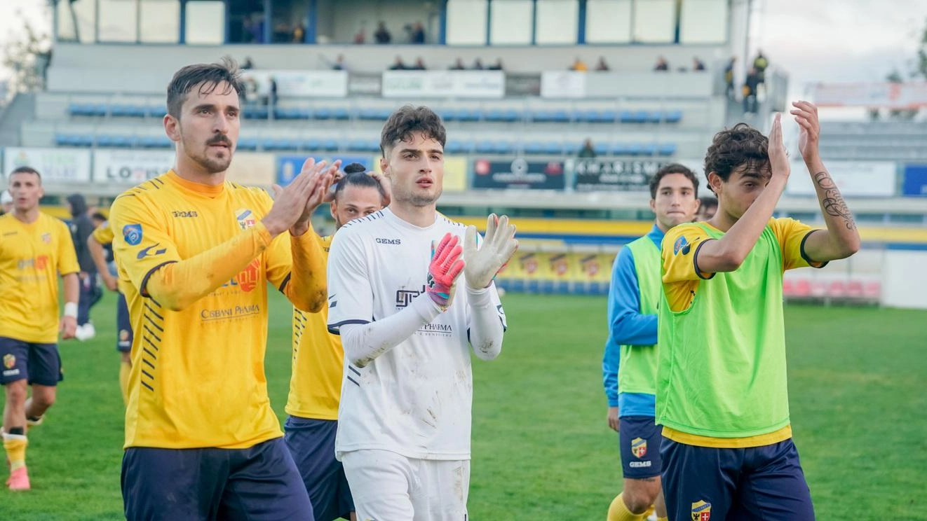 La Fermana si prepara per il match contro il Fossombrone, monitorando le condizioni fisiche dei giocatori. Il ritorno in campo di alcuni elementi chiave potrebbe influenzare il rendimento della squadra.