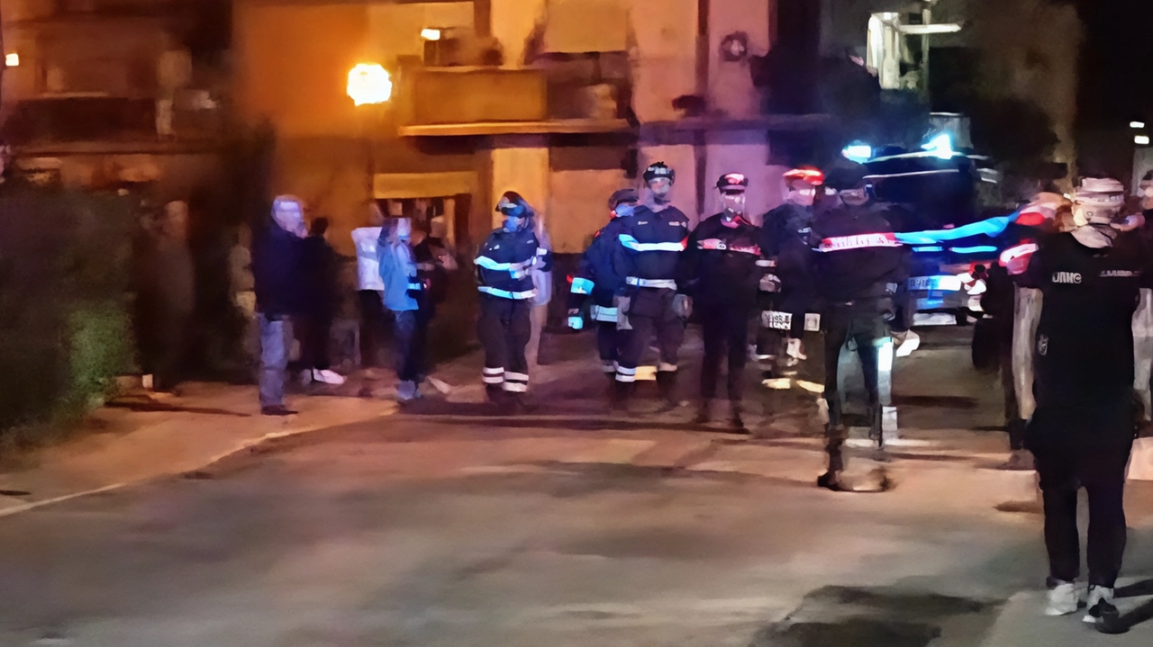 Ladro cade dal secondo piano durante tentativo di furto a Chiavalle: fermato dai carabinieri, ricoverato con sospetta frattura. Condomini feriti. In corso indagini.