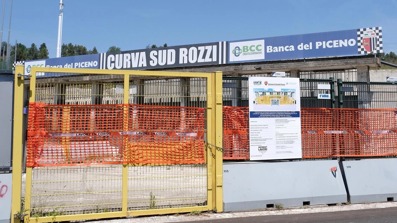 L'Ascoli si prepara a rinnovare la Curva Sud dello stadio Del Duca, con 22 imprese in gara per l'appalto. L'intervento, del valore di 7 milioni di euro, mira a creare un polo sportivo e sociale per la comunità. Altri investimenti sono previsti per migliorare gli impianti sportivi cittadini.