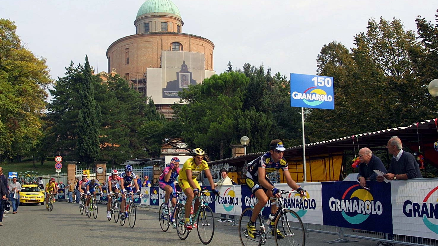 Un'edizione passata del Giro dell'Emilia, con il santuario di san Luca sullo sfondo