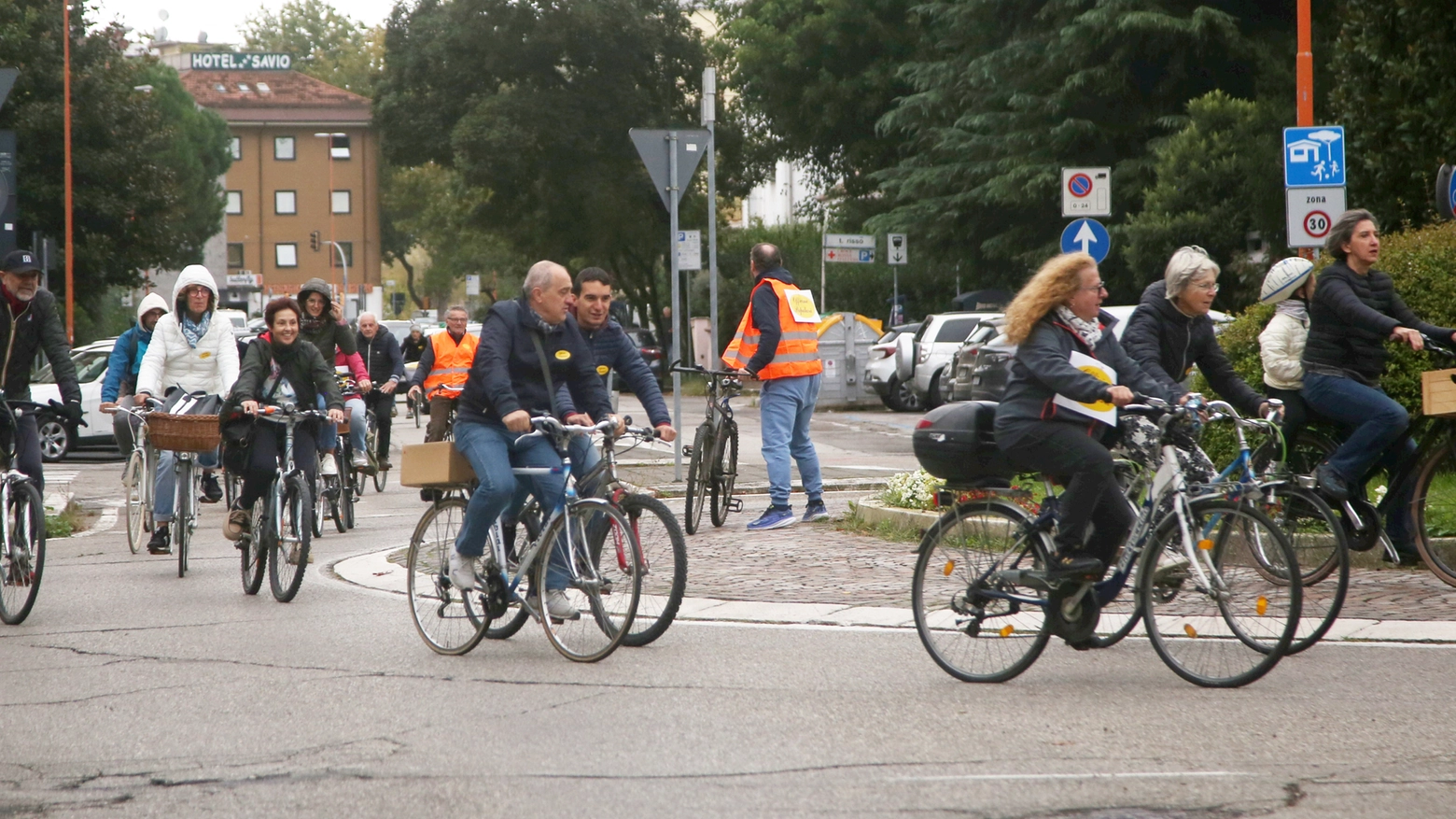 L'iniziativa 'Officine popolari' è stata inaugurata a Cesena con una biciclettata (foto Ravaglia)