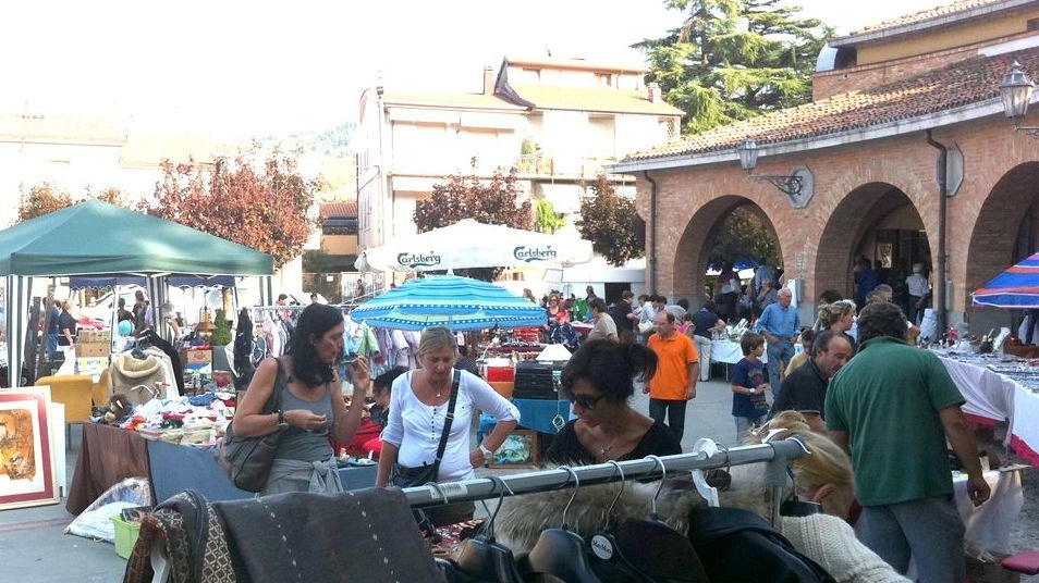 Un’immagine delle bancarelle allestite in piazza Garibaldi per il mercatino del riuso ’Il baule della nonna’