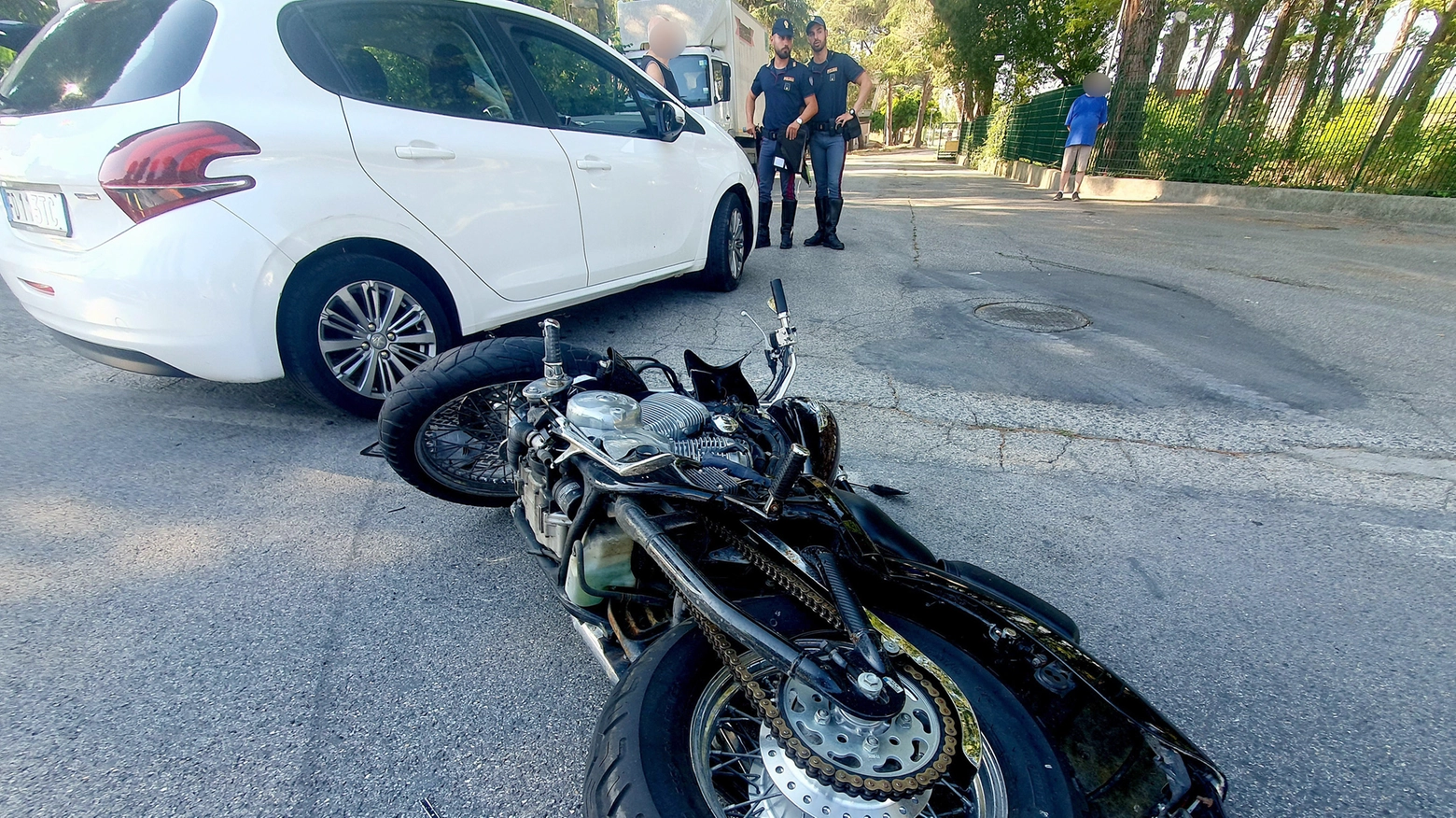 Incidente stradale via Marecchiese tra un'auto Peugeot e una moto Honda shadow (foto Migliorini)