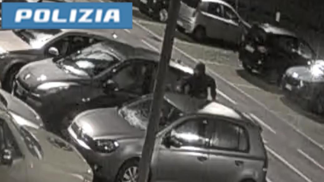 Danni alle auto in sosta, vandalo incastrato da un video: non ha ancora 18 anni