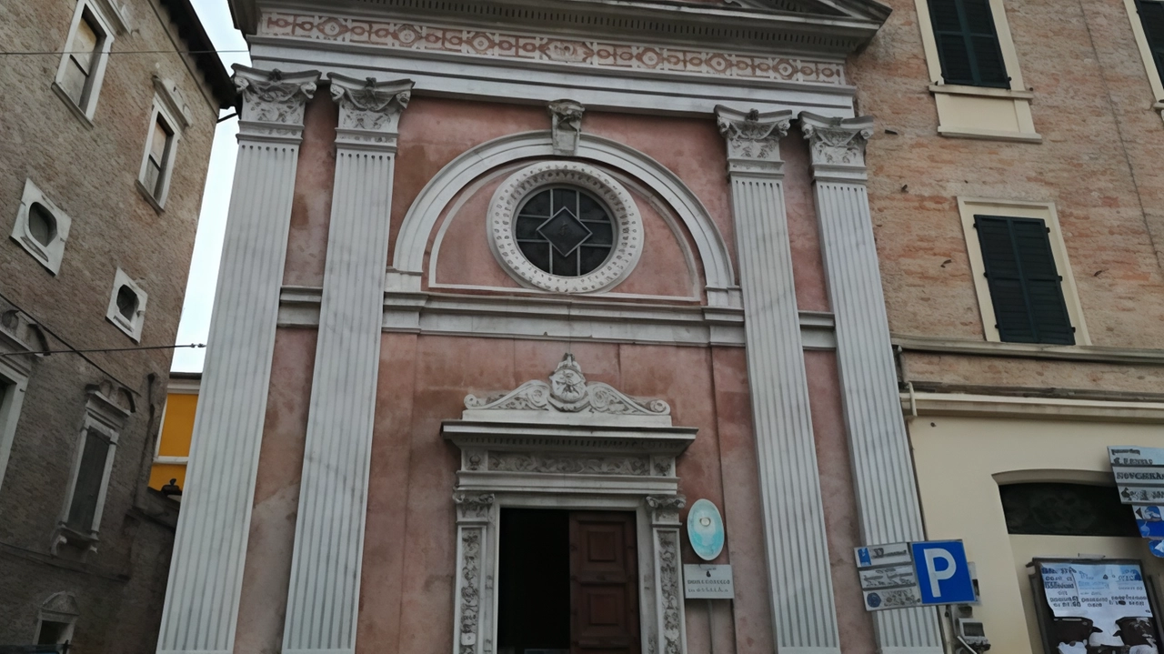 La chiesa del Sacramento ad Osimo riaprirà prima delle festività patronali dopo lavori di restauro. Il Comune ha concesso il patrocinio per una "Stagione di musica da camera" che si terrà nelle chiese del centro, con diversi concerti in programma.