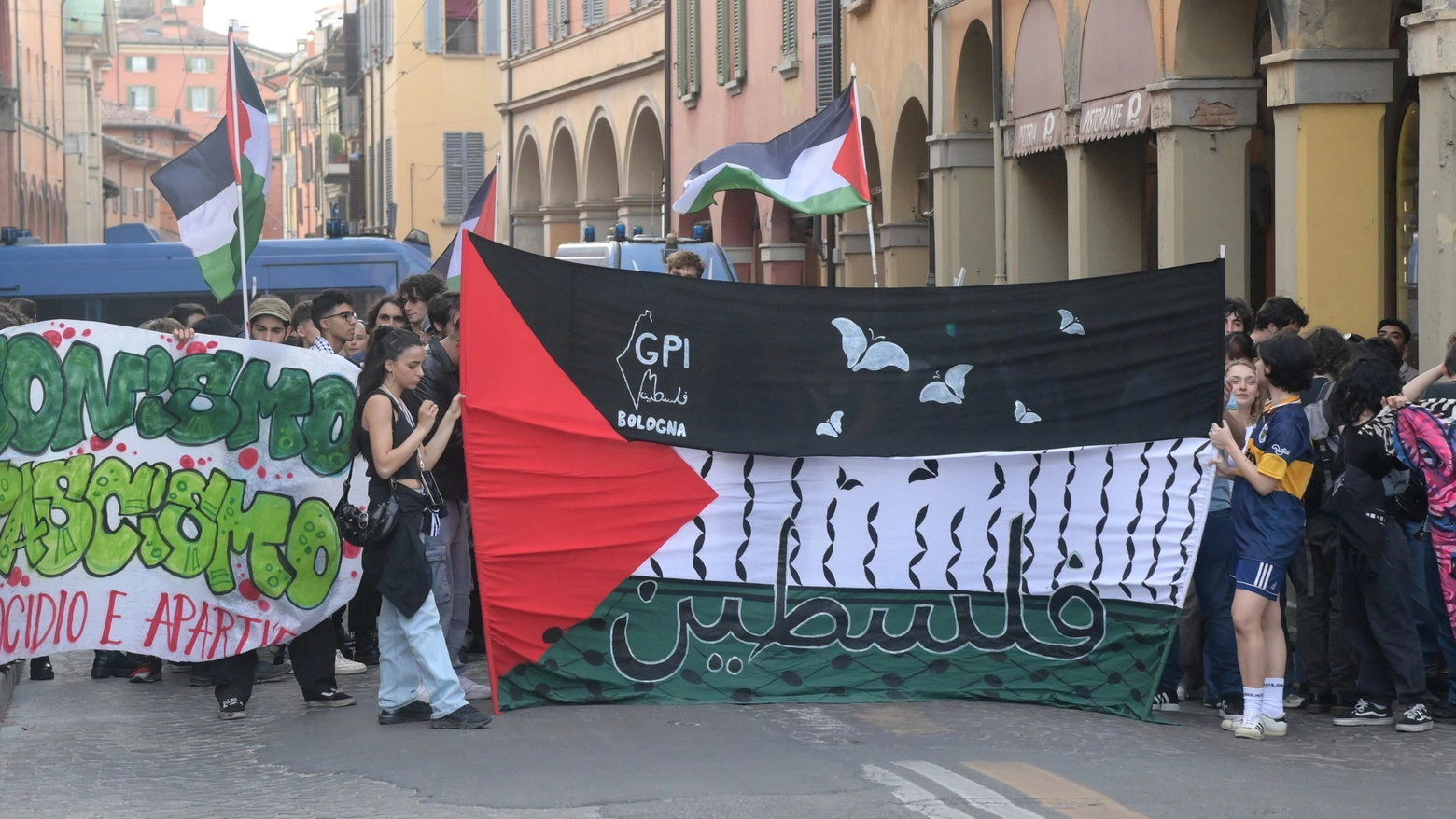 Manifestazione pro Palestina davanti al Baraccano: il corteo