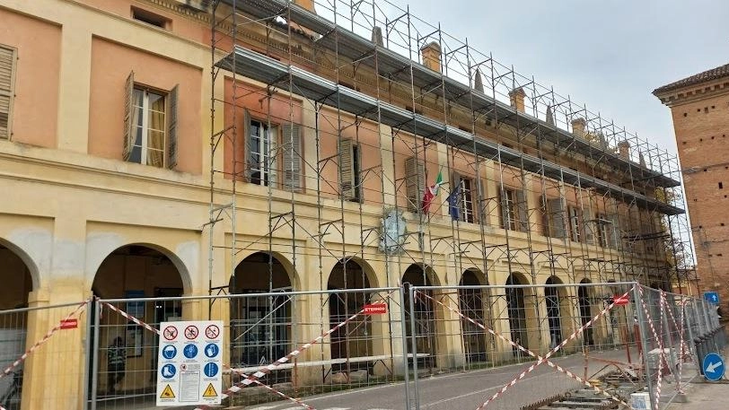 Lavori al municipio per rinnovare il tetto e alla chiesa per un intervento di sicurezza sismica. Traffico deviato su percorsi alternativi