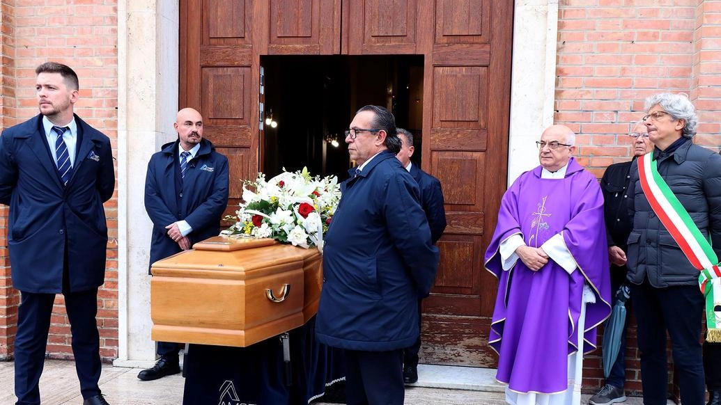 Alla Sacra Famiglia le esequie dello storico collaboratore del nostro giornale. Ha celebrato il rito monsignor Manservigi, vicario generale della Diocesi.