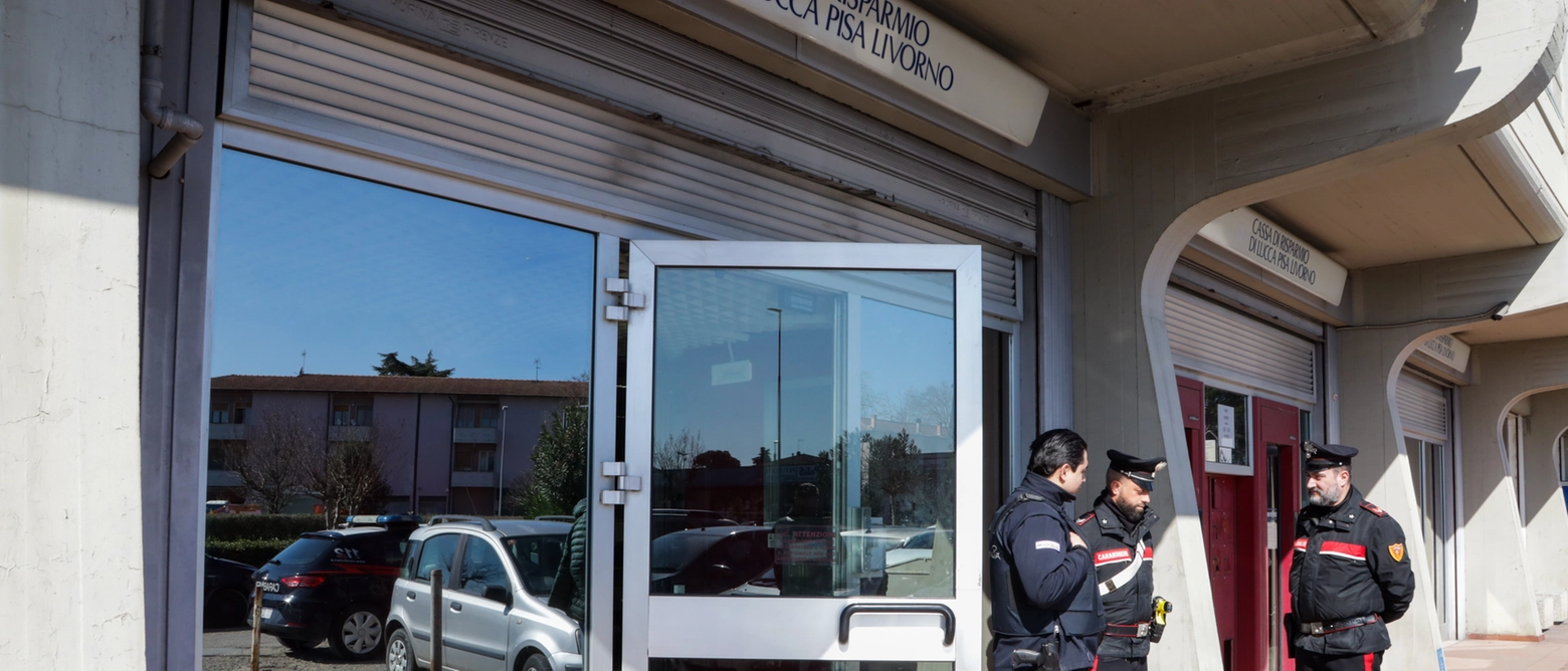 I tre sospettati sono fuggiti, quando hanno visto l’arrivo dei carabinieri, facendo perdere le proprie tracce nel Ferrarese. Nella stessa notte è stato fatto esplodere uno sportello in provincia di Rovigo