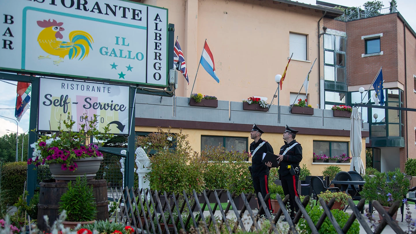 I carabinieri intervenuti all’hotel ’Il Gallo’, struttura sulla via Emilia (foto Isolapress)