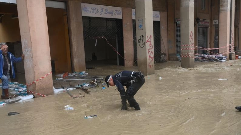 Allagamenti in via Saffi. Il Comune: "Danni causati anche dai vigili del fuoco"