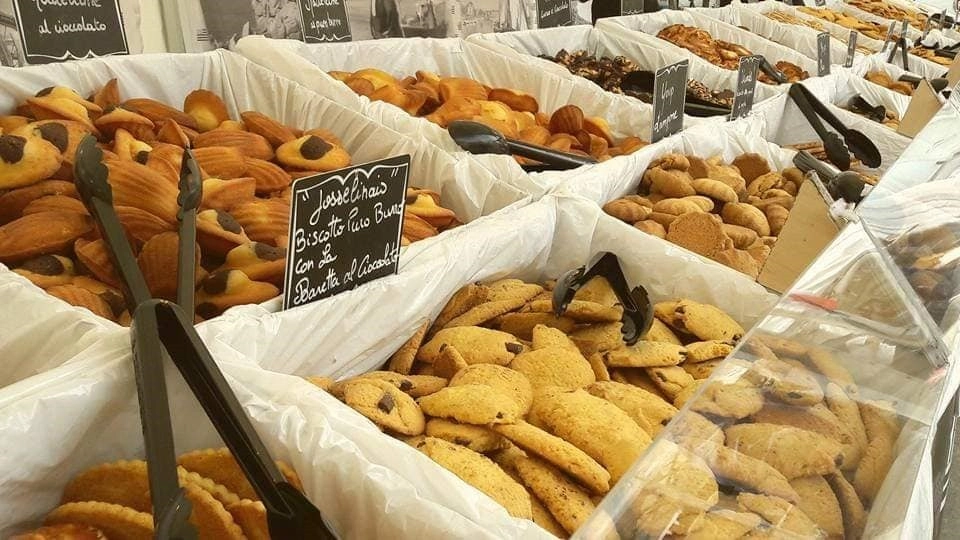 Biscotti al burro al mercatino francese di piazza Minghetti a Bologna