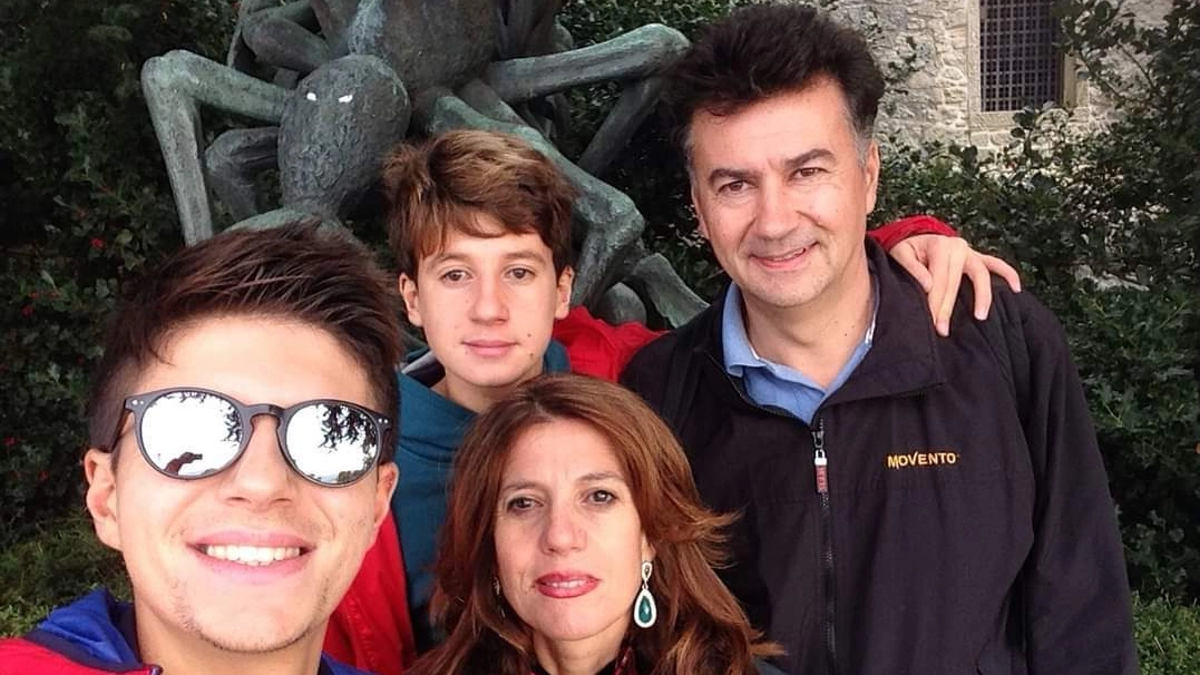 La famiglia Ferrerio ai tempi felici: mamma Giusy, papà Massimiliano, Davide (ora in coma) e suo fratello Alessandro, con gli occhiali