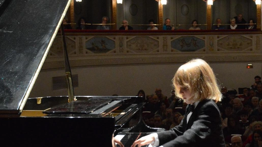 Il FestivaLiszt di Grottammare si conclude con il concerto di Alberto Cartuccia Cingolani, talento di 7 anni, al Teatro Mercantini. Programma variegato e coinvolgente, omaggio a grandi compositori.