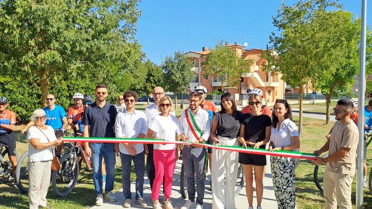 Inaugurata nuova pista ciclopedonale da Centocroci a San Gervasio a Mondolfo, con illuminazione e investimento di 250mila euro. Promuove la mobilità sostenibile e la sicurezza dei pedoni e ciclisti.