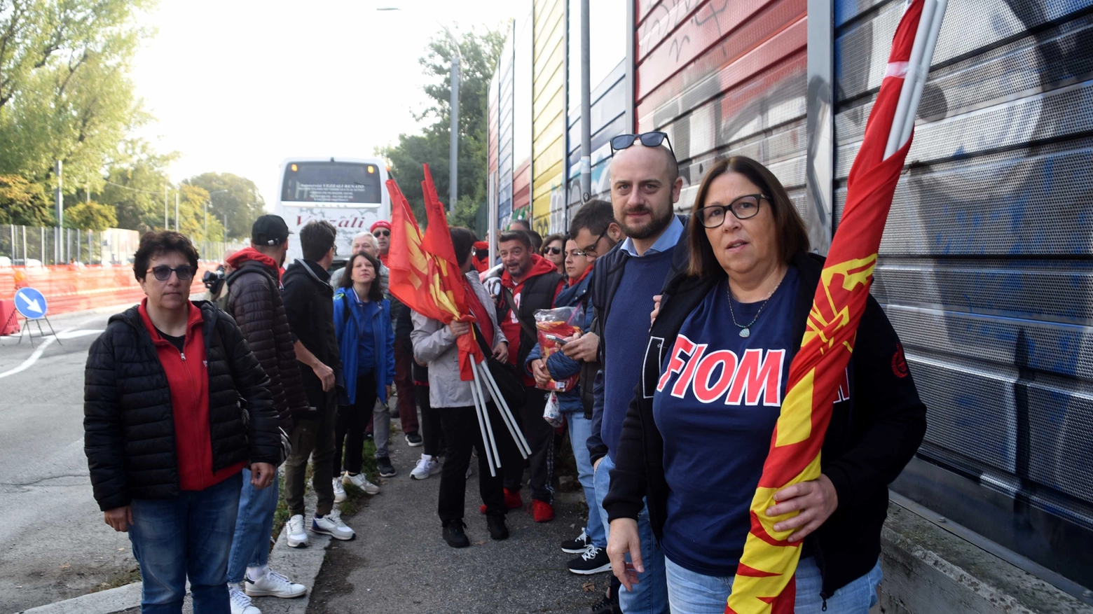 Gli operai a rischio licenziamento arrivati a Bologna per la vertenza in Regione (Foto Businesspress)