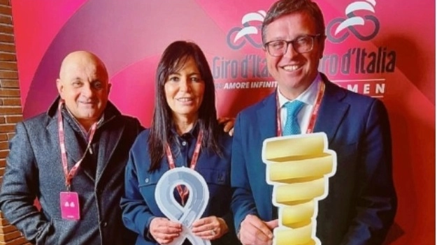 la sindaca Valeria Cittadin con il vice Andrea Bimbatti alla presentazione del Giro 2025