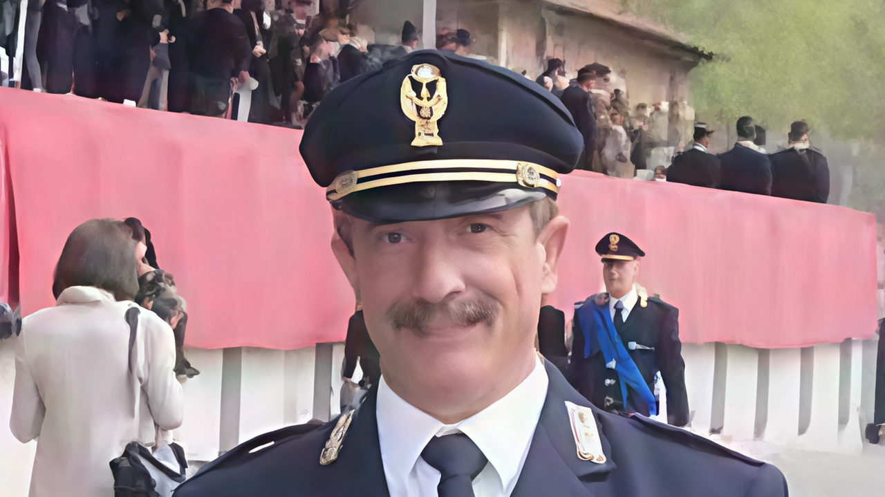 Il Sovrintendente Capo Coordinatore Cesare Fraccascia conclude dopo 42 anni di servizio alla Polizia di Stato a Modena. Ha ricevuto importanti riconoscimenti per la sua professionalità e impegno, specializzandosi nell'ufficio Digos e mantenendo un forte legame di rispetto reciproco con la comunità.