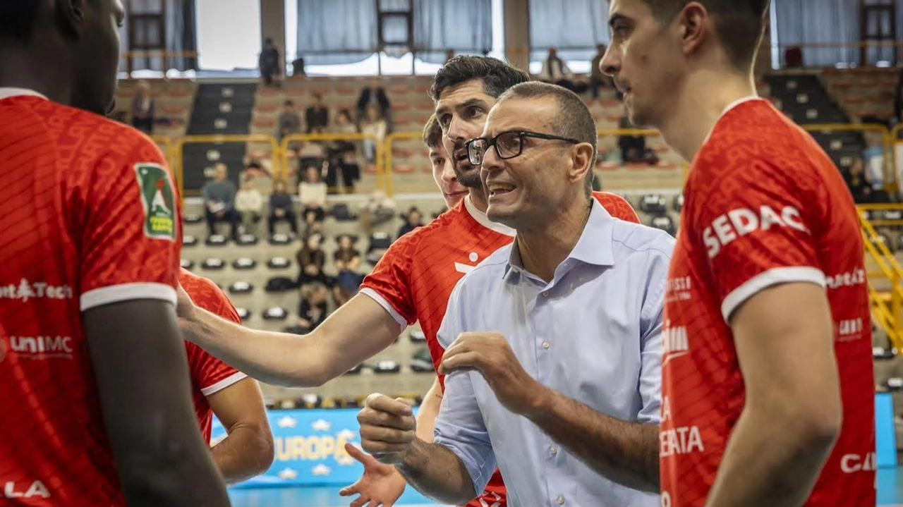 Maurizio Castellano, coach del Banca Macerata Fisiomed, dà i consigli ai giocatori durante un time out