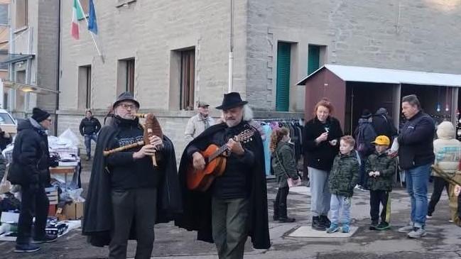 Il mercatino di Natale in piazza. Elfi e zampognari tra le bancarelle