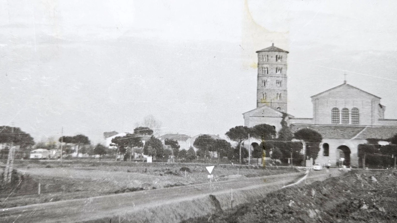 La foto è di fine estate del 1961: ai lati della vecchia strada che dal Dismano portava dritto alla basilica...